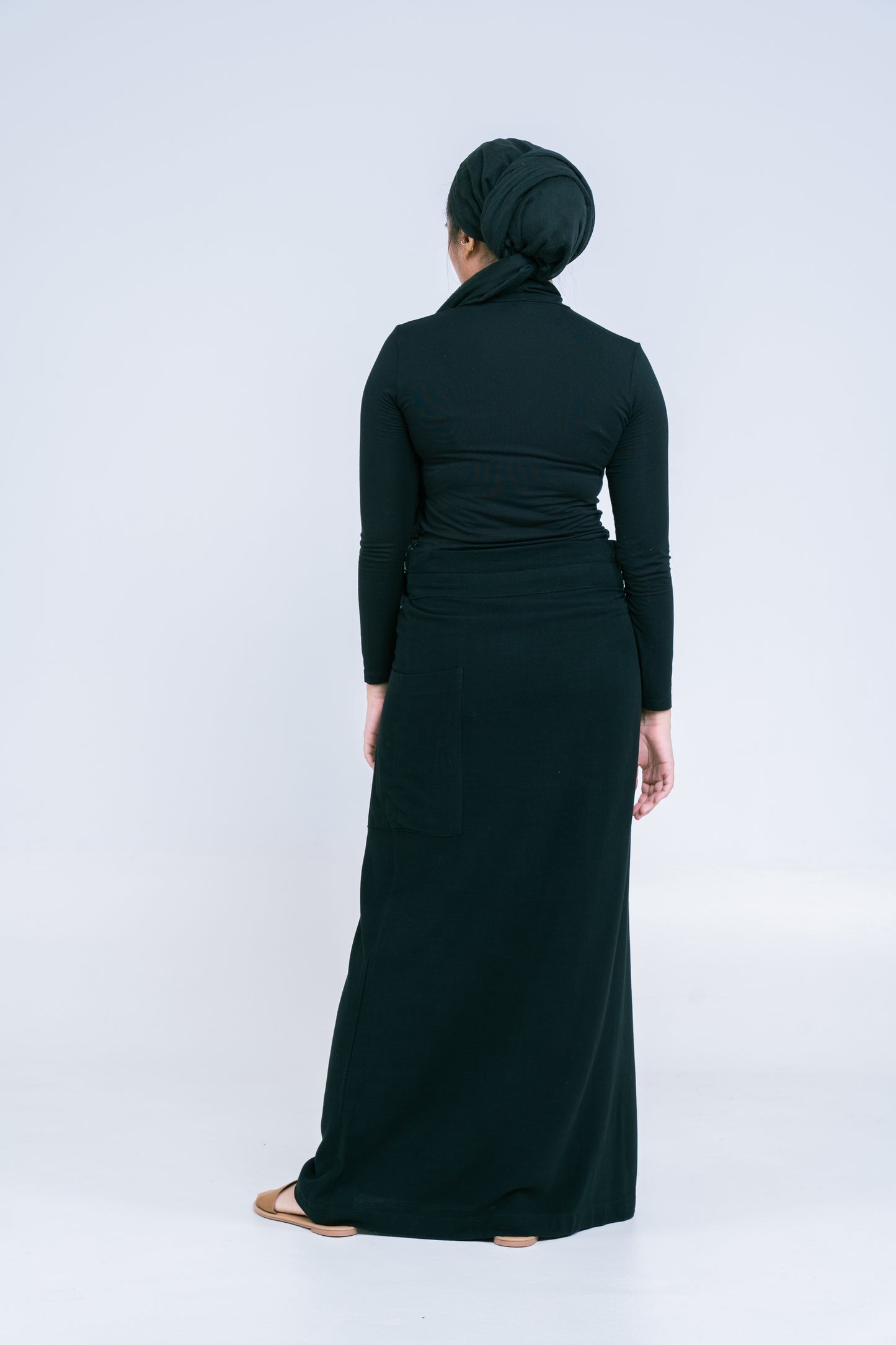 Besan Pareo In Black