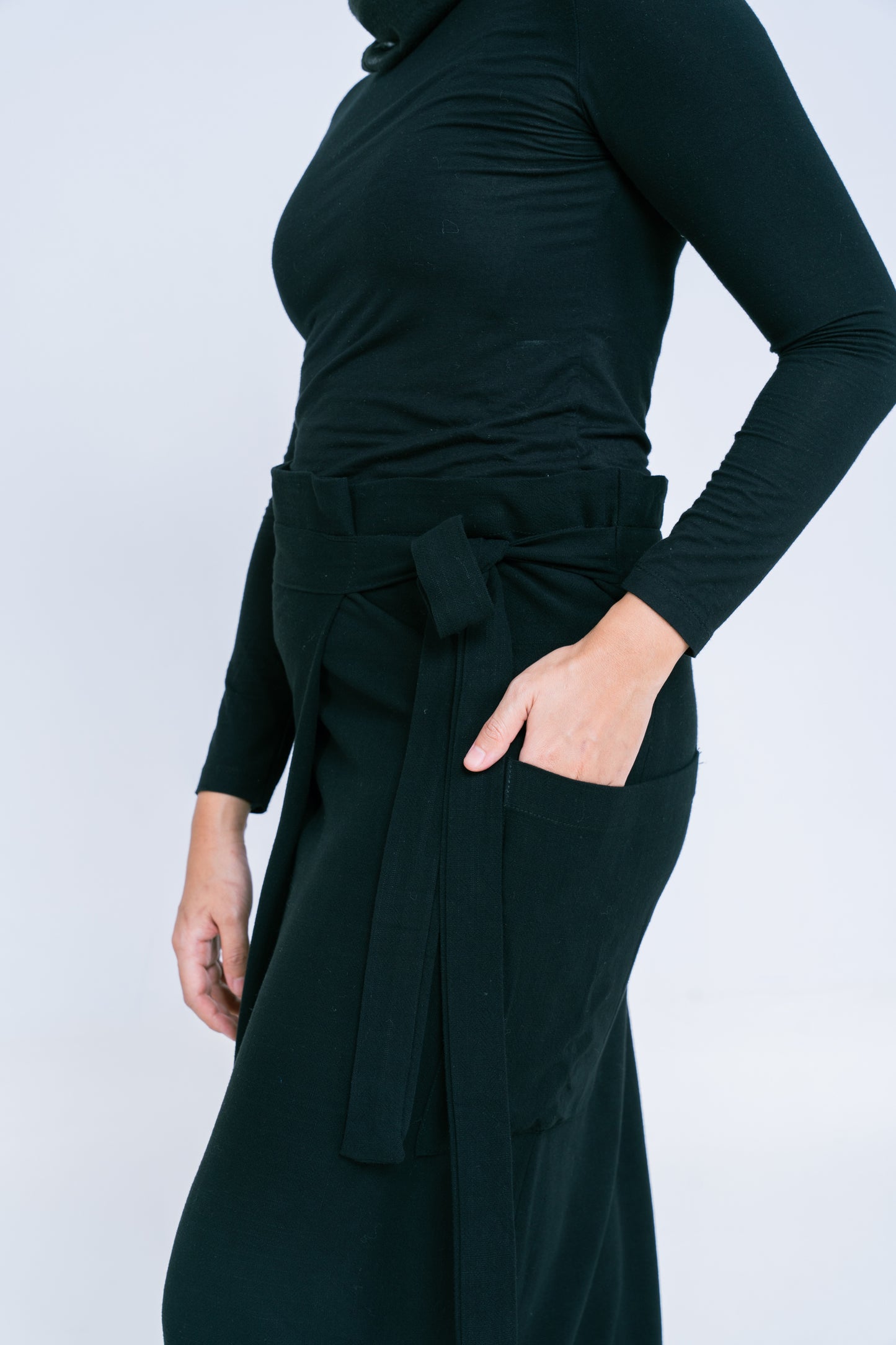 Besan Pareo In Black