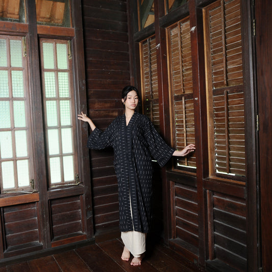 Renjana Kebarung Top in Black