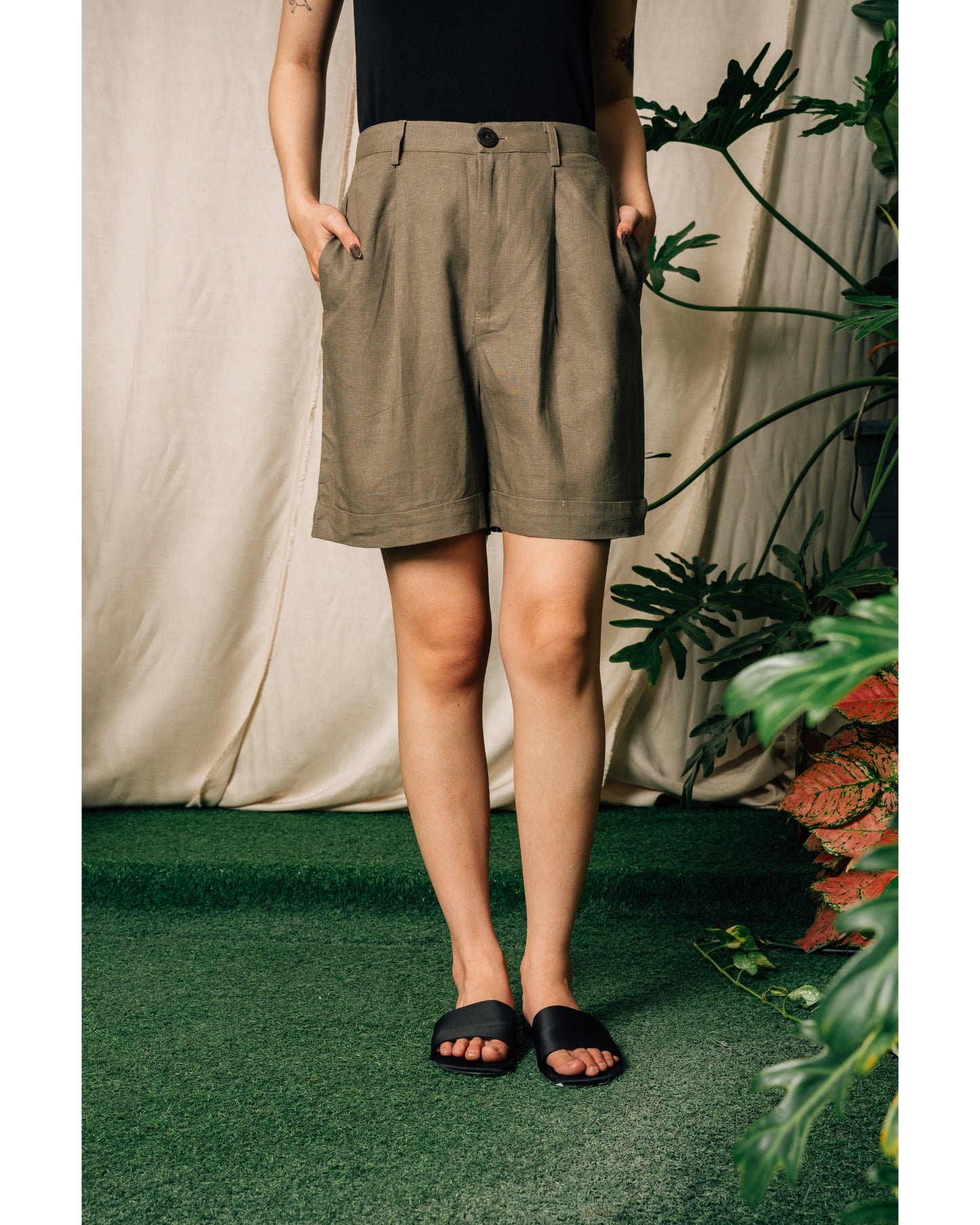 Kiri Shorts in Olive