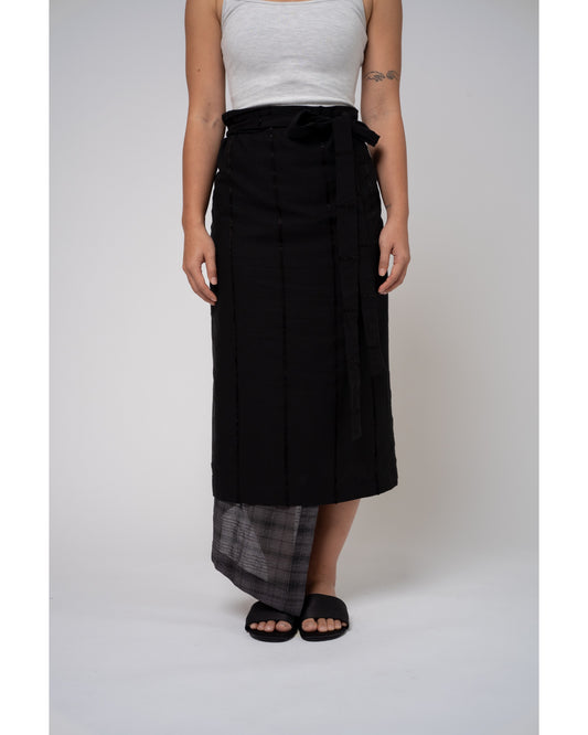 Hakuya Wrap Skirt in Black