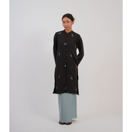 Aomi Kebarung in Black